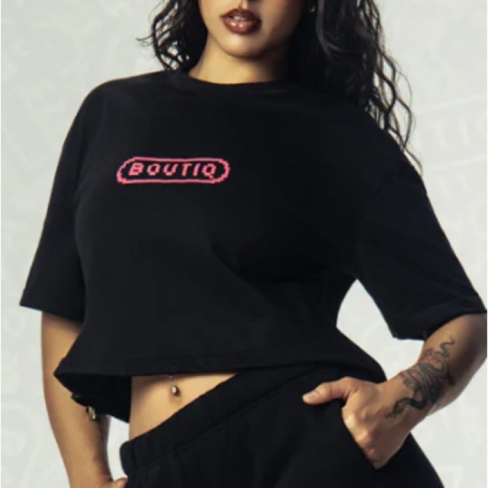 Boutiq Women’s Cropped Black Pixelmark Tee Size XL NWT!
